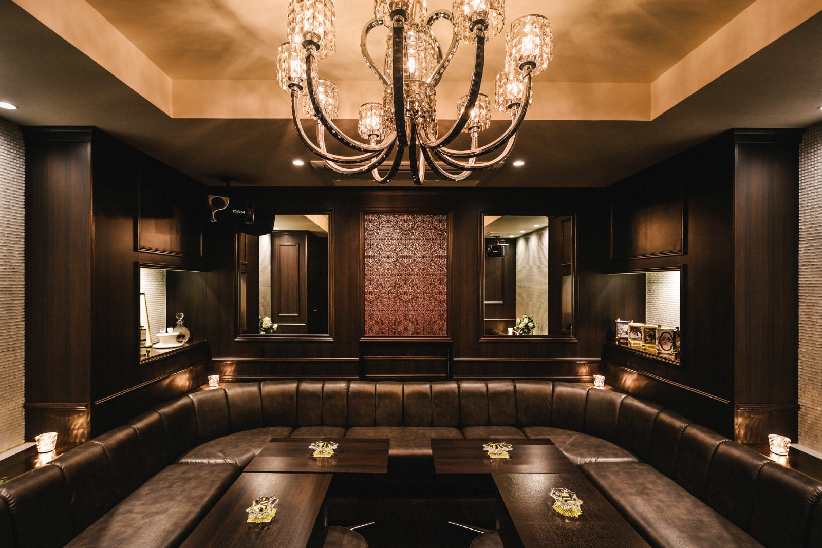 接待や会合に。最大17席のVIPルーム