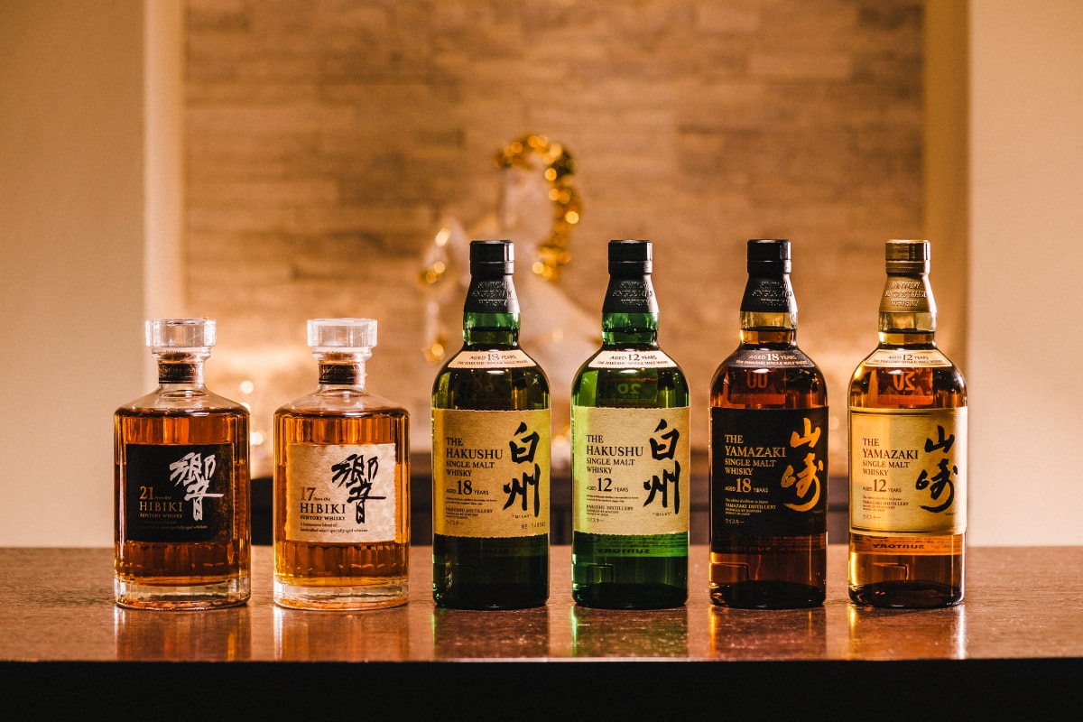 響、山崎、白州などプレミアムなウィスキーも取り揃え